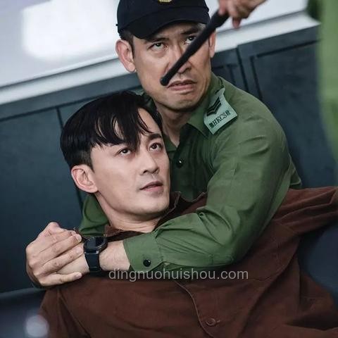 **古天乐现身林峯演唱会：娱乐圈友情的一次璀璨展现**